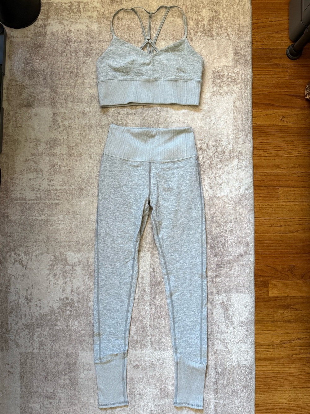 ALO Yoga Women's Light Gray Sports Bra and Leggings Read Description